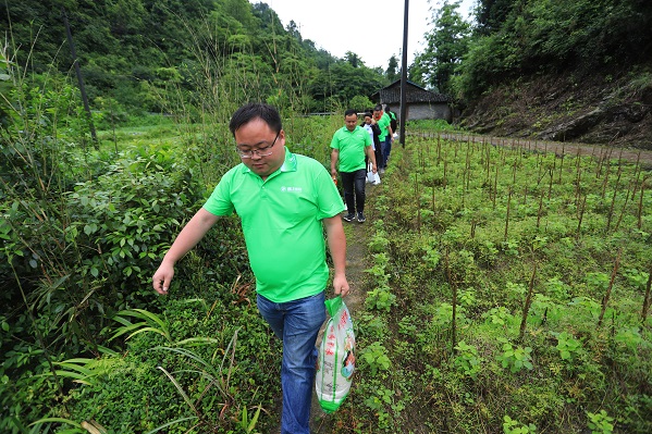 “六一微心愿，爱心暖童心”湘江电缆携手村长李锐爱心传递 点亮未来